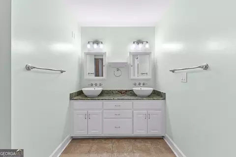 Bath - 200 Ridgeview Ct, Lagrange, GA 30240 photo 6 of 10