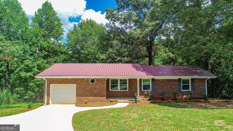 137 Lakeview Dr, Barnesville, GA 30204