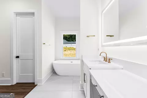 Bath - 228 S Smith Rd, Lagrange, GA 30241 photo 4 of 12