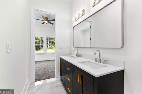 Bath - 228 S Smith Rd, Lagrange, GA 30241 photo 9 of 12