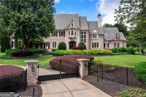 570 Stonemoor Cir, Roswell, GA 30075