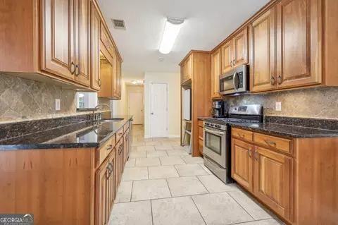 Kitchen - 263 Quail Run, Williamson, GA 30292 photo 2 of 3