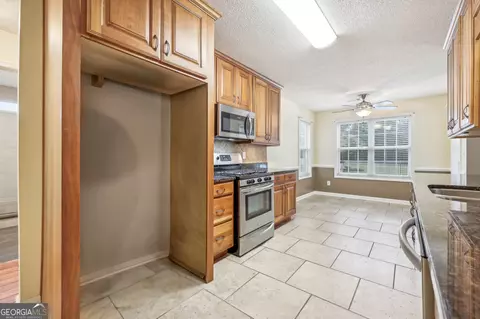 Kitchen - 263 Quail Run, Williamson, GA 30292 photo 3 of 3