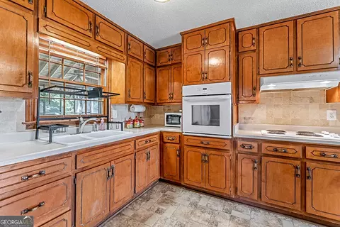 Kitchen - 14247 Woolsey Rd, Hampton, GA 30228 photo 5 of 9