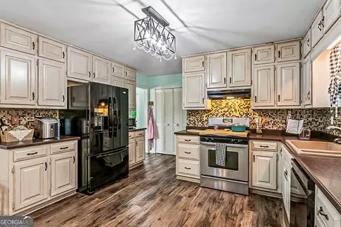 Kitchen - 14247 Woolsey Rd, Hampton, GA 30228 photo 3 of 9