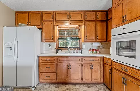 Kitchen - 14247 Woolsey Rd, Hampton, GA 30228 photo 6 of 9