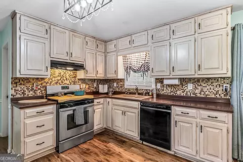 Kitchen - 14247 Woolsey Rd, Hampton, GA 30228 photo 2 of 9