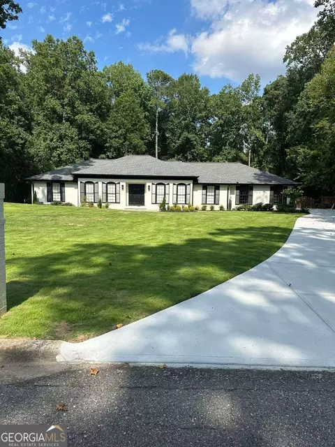 220 Oak Leaf Cir, Roswell, GA 30075