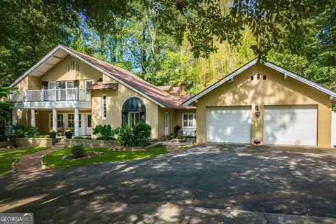 110 W Club Dr, Carrollton, GA 30117