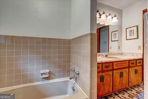 Bath - 80 Mcdonough St, Hampton, GA 30228 photo 2 of 3