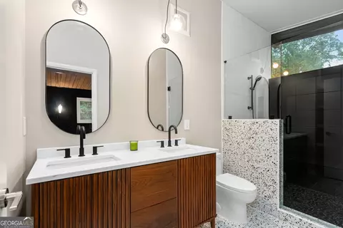 Bath - 3036 Hathaway Ct, Chamblee, GA 30341 photo 4 of 11