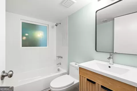Bath - 3036 Hathaway Ct, Chamblee, GA 30341 photo 10 of 11