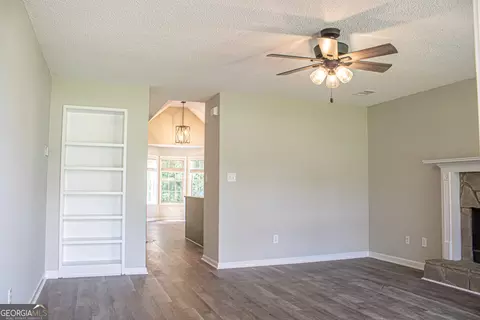Living - 101 Misty Ct, Jackson, GA 30233 photo 3 of 3