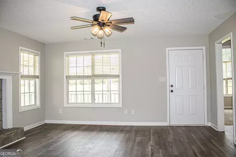 Living - 101 Misty Ct, Jackson, GA 30233 photo 2 of 3