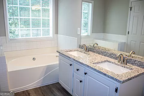 Bath - 101 Misty Ct, Jackson, GA 30233 photo 1 of 3
