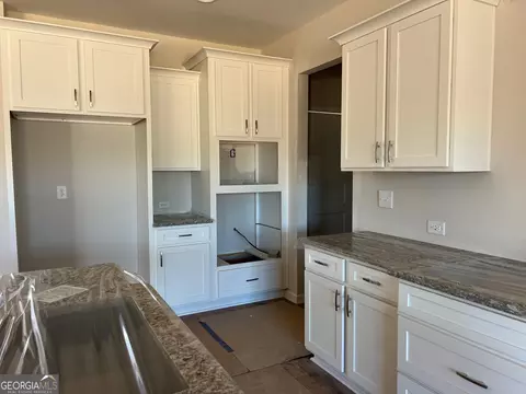 Kitchen - 533 Silver Dollar Rd, Barnesville, GA 30204 photo 2 of 8