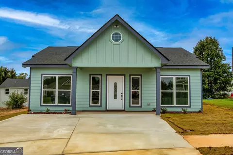 414 Foot Log Ln, Hogansville, GA 30230