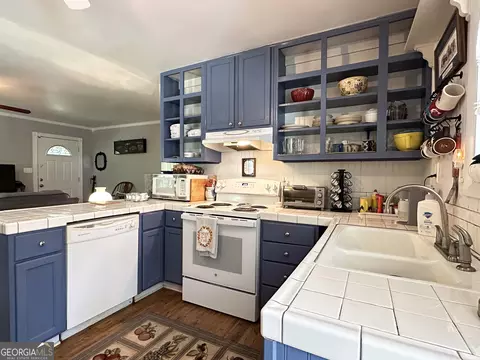 Kitchen - 98 Riverview Rd, Jackson, GA 30233 photo 2 of 6