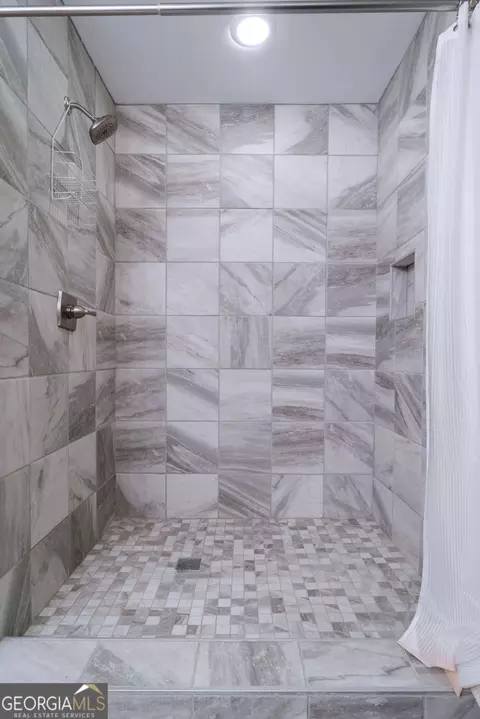 Bath - 123 Entreken Rd, Cobb, GA 31735 photo 4 of 4