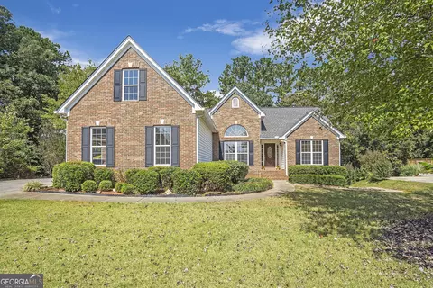 385 Henderson Lake Dr, Loganville, GA 30052