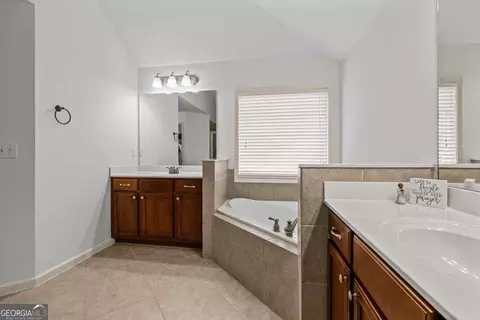 Bath - 1689 Centerville Dr, Buford, GA 30518 photo 3 of 5