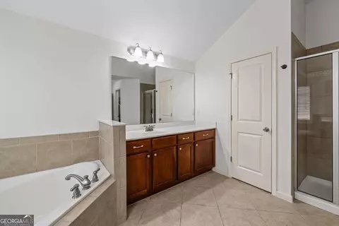 Bath - 1689 Centerville Dr, Buford, GA 30518 photo 2 of 5
