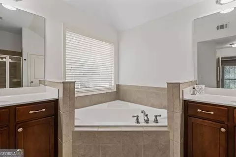 Bath - 1689 Centerville Dr, Buford, GA 30518 photo 4 of 5