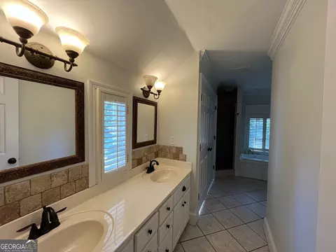 Bath - 729 Ridgecrest Rd, Lagrange, GA 30240 photo 2 of 8