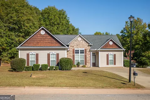 105 Creekside Dr, Lagrange, GA 30240