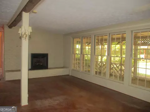 Living - 251 Pine St, Madison, GA 30650 photo 2 of 3
