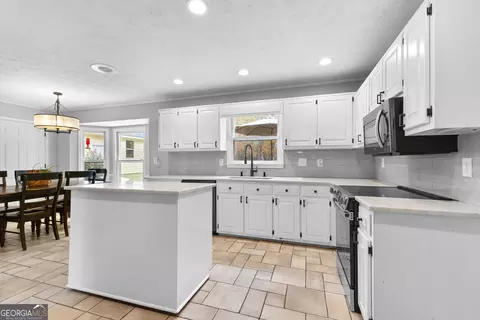 Kitchen - 2926 Mooty Bridge Rd, Lagrange, GA 30240 photo 6 of 6