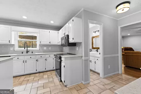 Kitchen - 2926 Mooty Bridge Rd, Lagrange, GA 30240 photo 4 of 6