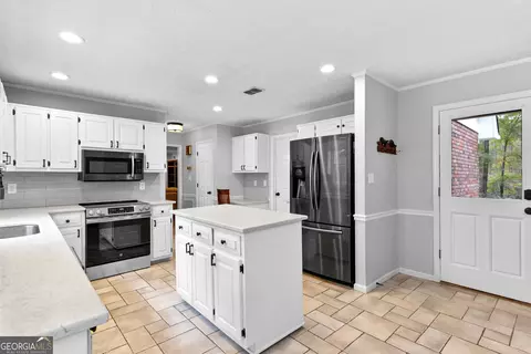 Kitchen - 2926 Mooty Bridge Rd, Lagrange, GA 30240 photo 5 of 6