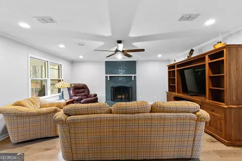 Living - 2926 Mooty Bridge Rd, Lagrange, GA 30240 photo 3 of 3