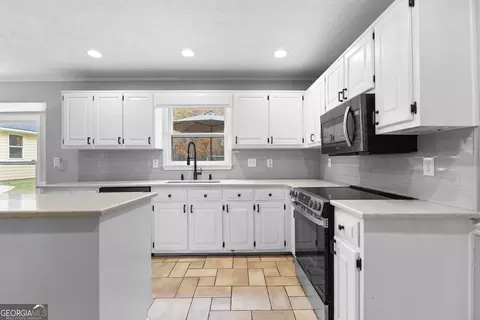 Kitchen - 2926 Mooty Bridge Rd, Lagrange, GA 30240 photo 2 of 6
