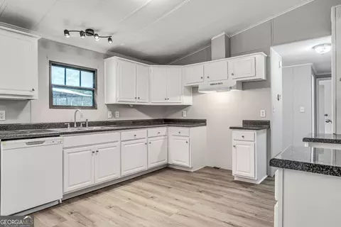 Kitchen - 754 Dixon Rd, Roberta, GA 31078 photo 2 of 5
