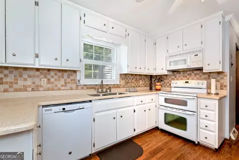 Kitchen - 52 Foxdale Cir, Toccoa, GA 30577 photo 3 of 4