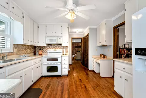 Kitchen - 52 Foxdale Cir, Toccoa, GA 30577 photo 2 of 4