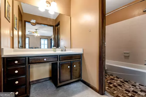 Bath - 52 Foxdale Cir, Toccoa, GA 30577 photo 3 of 4