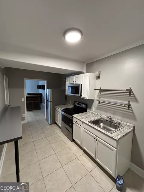 Kitchen - 45 Silverton Dr, Covington, GA 30016 photo 4 of 5