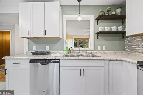 Kitchen - 2101 Prather Bridge Rd, Toccoa, GA 30577 photo 2 of 3