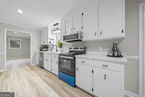 Kitchen - 405 Golf Course Rd, Demorest, GA 30535 photo 2 of 2