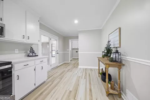 Entry Way - 405 Golf Course Rd, Demorest, GA 30535 photo 4 of 11