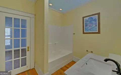 Bath - 334 E Tugalo St, Toccoa, GA 30577 photo 5 of 7