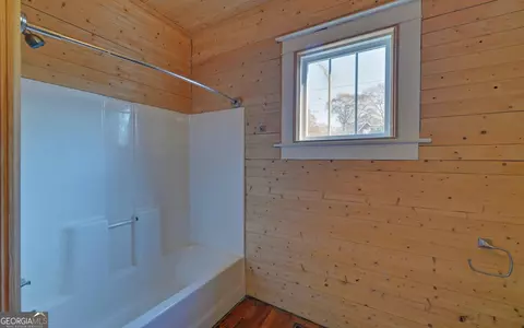 Bath - 334 E Tugalo St, Toccoa, GA 30577 photo 3 of 7
