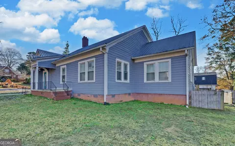 Exterior - 334 E Tugalo St, Toccoa, GA 30577 photo 3 of 6