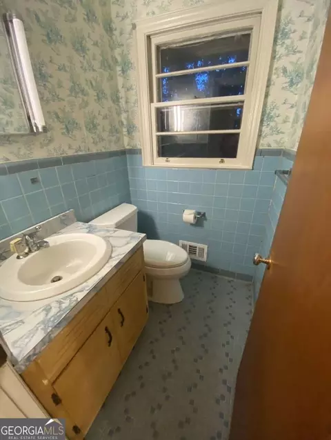Bath - 308 Clearview Dr, Toccoa, GA 30577 photo 10 of 11