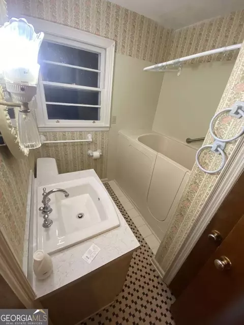 Bath - 308 Clearview Dr, Toccoa, GA 30577 photo 9 of 11