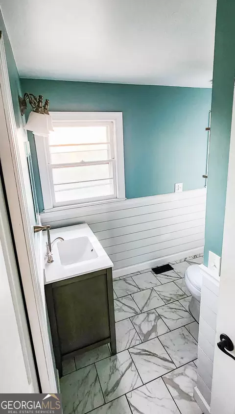Bath - 308 Clearview Dr, Toccoa, GA 30577 photo 1 of 11