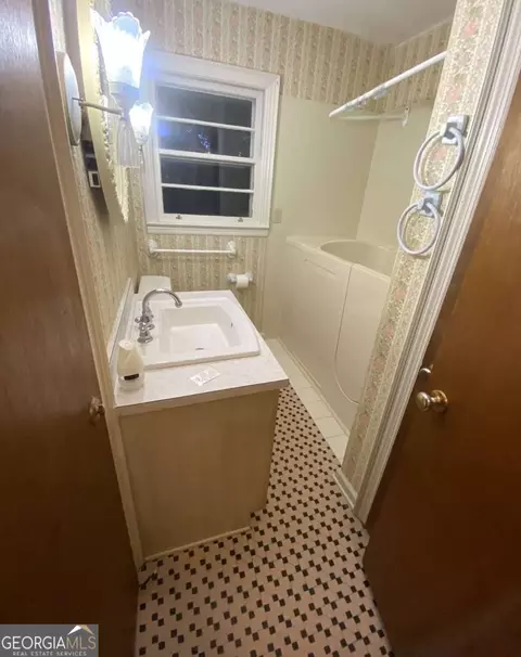 Bath - 308 Clearview Dr, Toccoa, GA 30577 photo 8 of 11